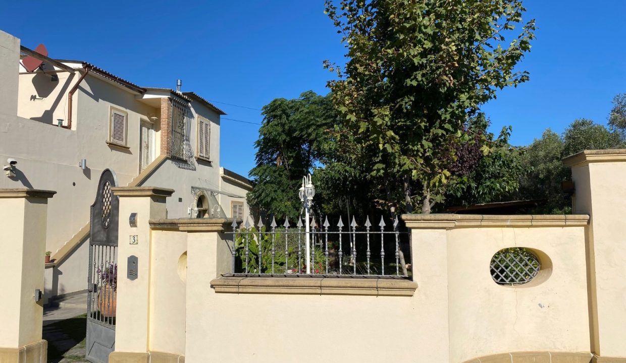 T904 - Villa in Vendita a Cecina 01
